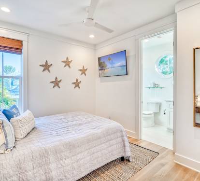 Queen Guest Suite - Equipped with a Flat-Screen TV
