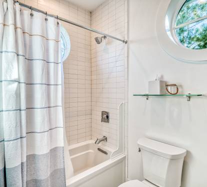 Queen Guest En-Suite - Shower/Tub Combo