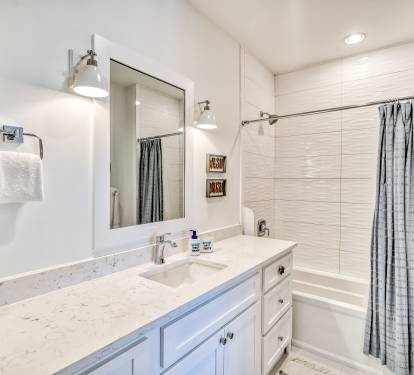Bunk Room En-Suite - Single Vanity & Shower/Tub Combo