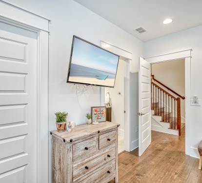 1st Floor Guest Suite - Equipped with a Flat Screen TV