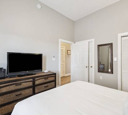 Queen Guest Suite - Equipped with a Flat-Screen TV