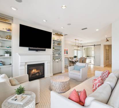 Cozy Living Area - Perfect for Movie Nights by the Fireplace