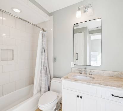Bunk Room En-Suite - Single Vanity & Shower/Tub Combo