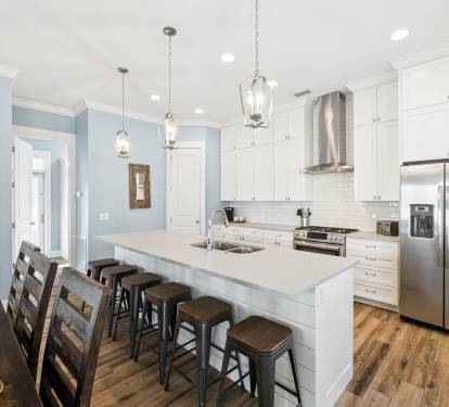 Spacious Kitchen with Bar Seating for 6