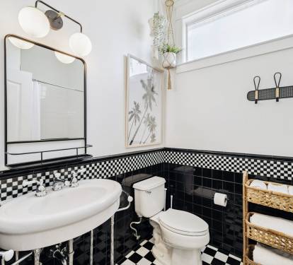 King Guest En-Suite - Single Vanity