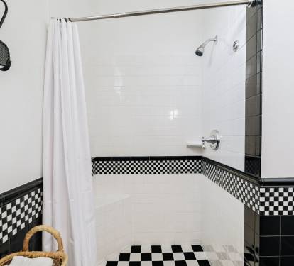 King Guest En-Suite - Walk-In Shower