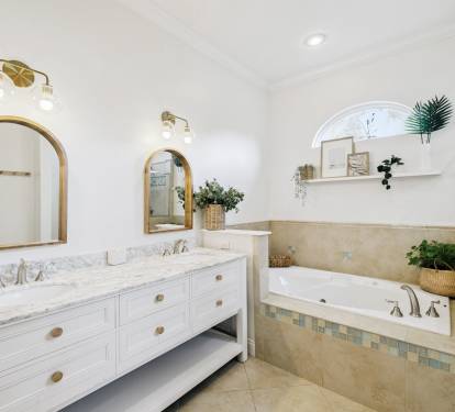 Primary King En-Suite - Dual Vanities + Soaking Tub