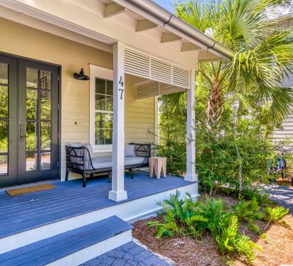 Cozy Front Porch - Perfect for Morning Coffee!
