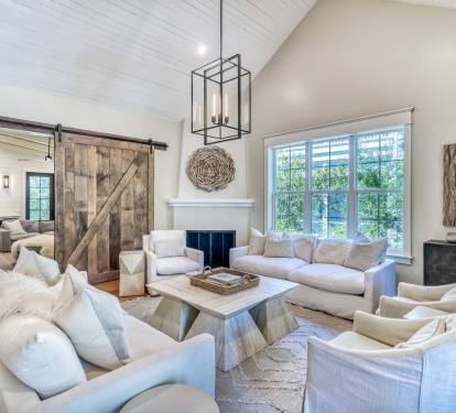 Cozy Living Area with Ample Seating