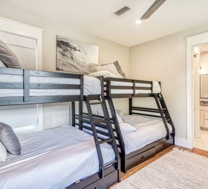 Sleep 6 in the Twin over Queen Bunks!