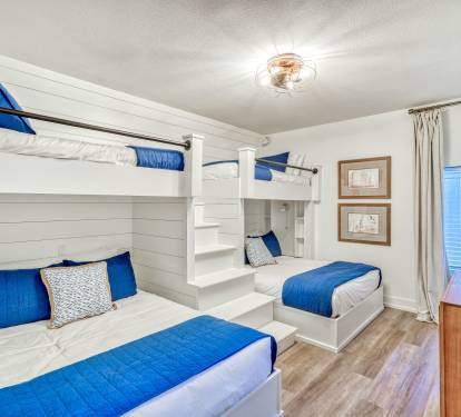 Kids Bunk Room - Equipped with a Flat-Screen TV