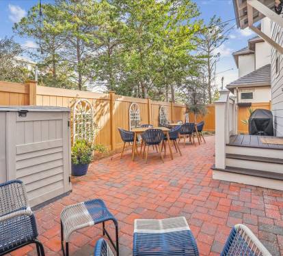 Private Back Yard with Grilling Space!