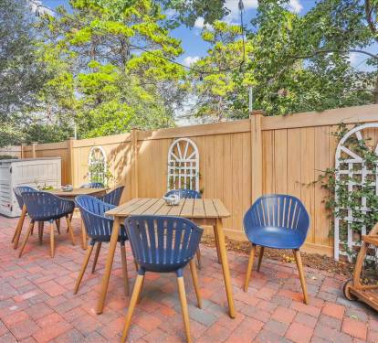 Private Back Yard with seating!