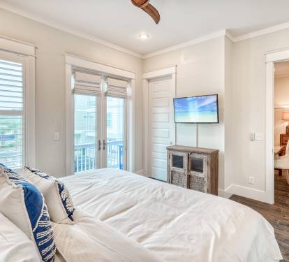 2nd Floor - Guest Room - King Size Bed