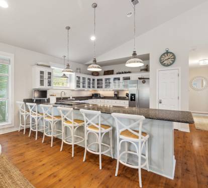 Spacious Countertops & Bar Seating for 6!