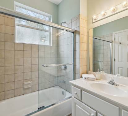 2nd Floor Queen Guest En-Suite - Shower/Tub Combo