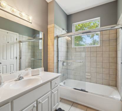 2nd Floor Queen Guest En-Suite - Shower/Tub Combo