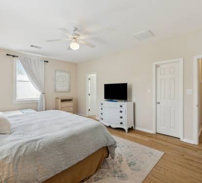 King Guest Suite - Equipped with a Flat-Screen TV