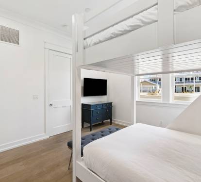 Queen Bunk Room - Equipped with a Flat-Screen TV