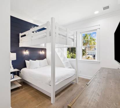 1st Floor - Queen Bunk Room