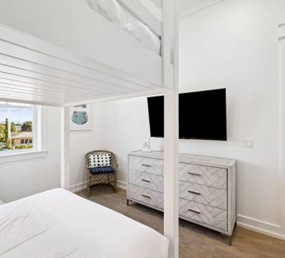 Queen Bunk Room - Equipped with a Flat-Screen TV