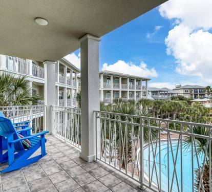 3rd Floor Poolside Condo!