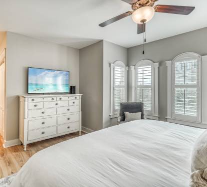 Primary Suite - King Size Bed