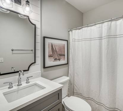 Guest En Suite - Tub/Shower Combo