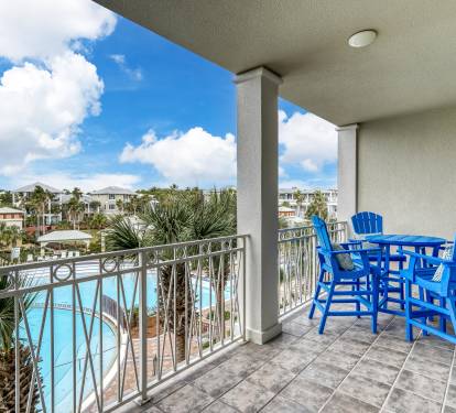 Large 3rd Floor Balcony Over Looking Pool!