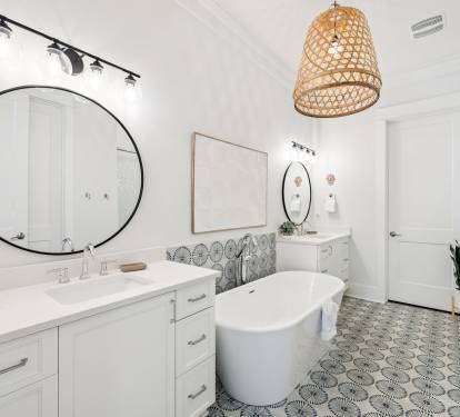 Primary King En-Suite - Dual Vanities + Soaking Tub