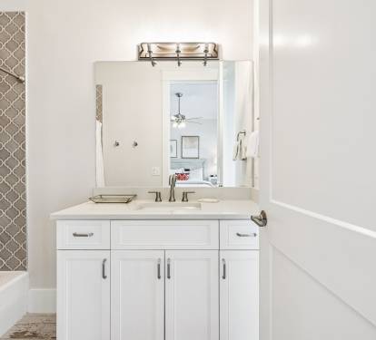 Queen Guest En-Suite - Single Vanity