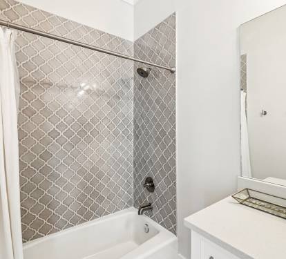 Queen Guest Suite - Shower/Tub Combo