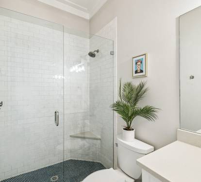 Queen Guest En-Suite - Walk-In Shower