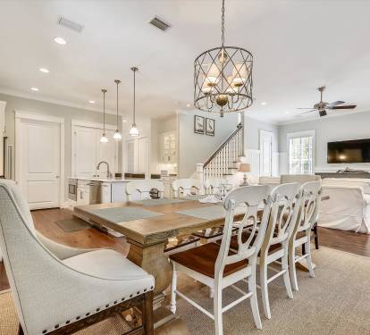 Elegant space for family dinners and celebrations.