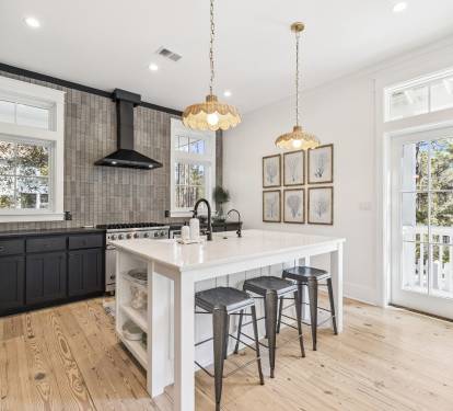 Bar Seating for 3 - Perfect for Breakfast or Quick Bites!