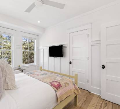 Queen Guest Suite - Equipped with a Flat-Screen TV
