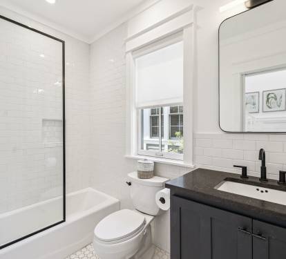 Queen Guest En-Suite - Single Vanity + Shower/Tub Combo