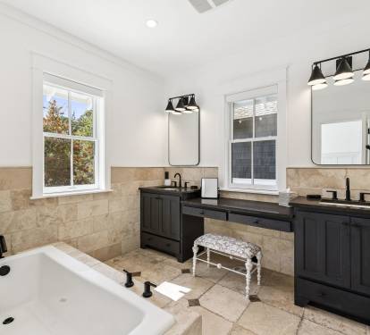 Primary King En-Suite - Dual Vanities + Soaking Tub
