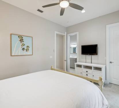 Queen Guest Suite - Equipped with a Flat-Screen TV