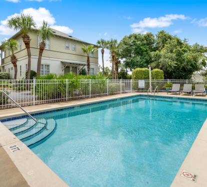 Community Pool - Steps Away!