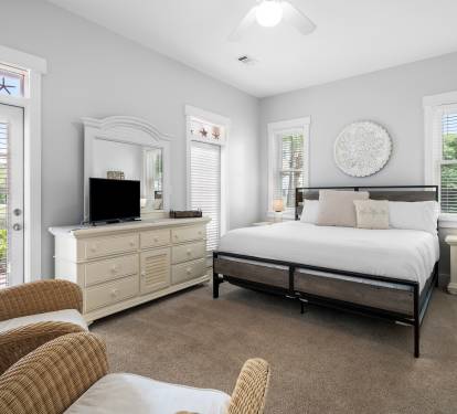 1st Floor Primary Suite - King Size Bed