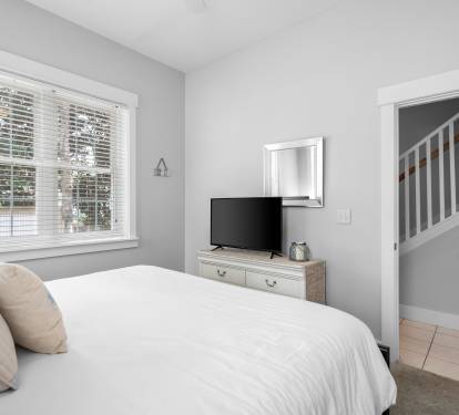 1st Floor Guest Room - King Size Bed