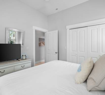 1st Floor Guest Room - King Size Bed
