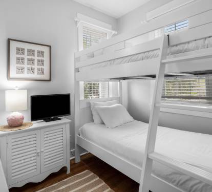2nd Floor Bunk Room - 4 Twins