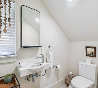 1st Floor - Full Bathroom