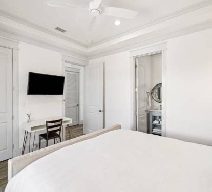 King Guest Suite - Private Balcony, Flat-Screen TV & Dedicated Workspace
