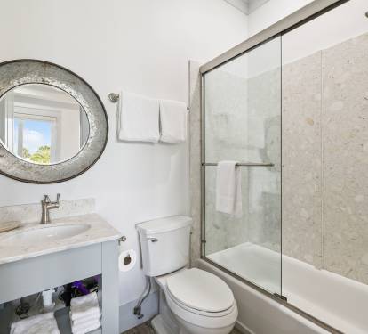 King Guest En-Suite - Single Vanity + Shower/Tub Combo