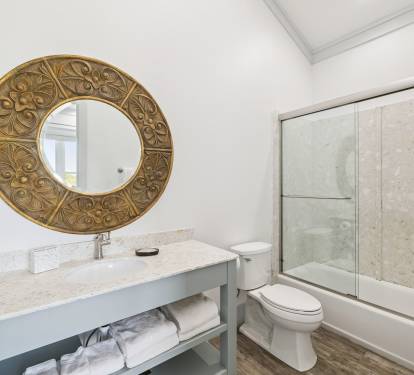 King Guest En-Suite - SIngle Vanity + Shower/Tub Combo