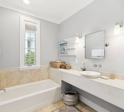 Primary King En-Suite - Single Vanity & Soaking Tub
