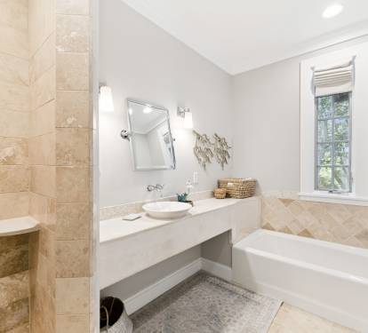 Primary King En-Suite - Single Vanity & Soaking Tub
